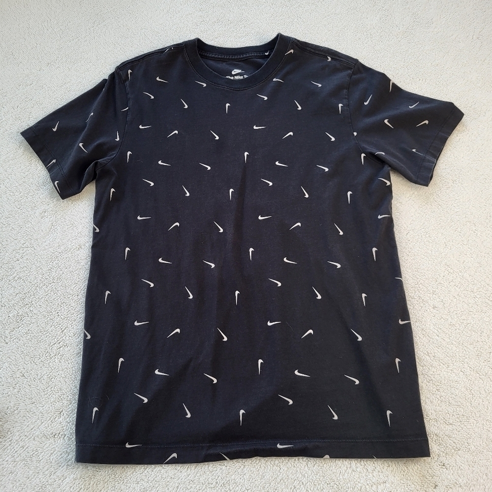 Men's Nike Logo Full Print Round Neck Pullover Short Sleeve Black T-Shirt Size M